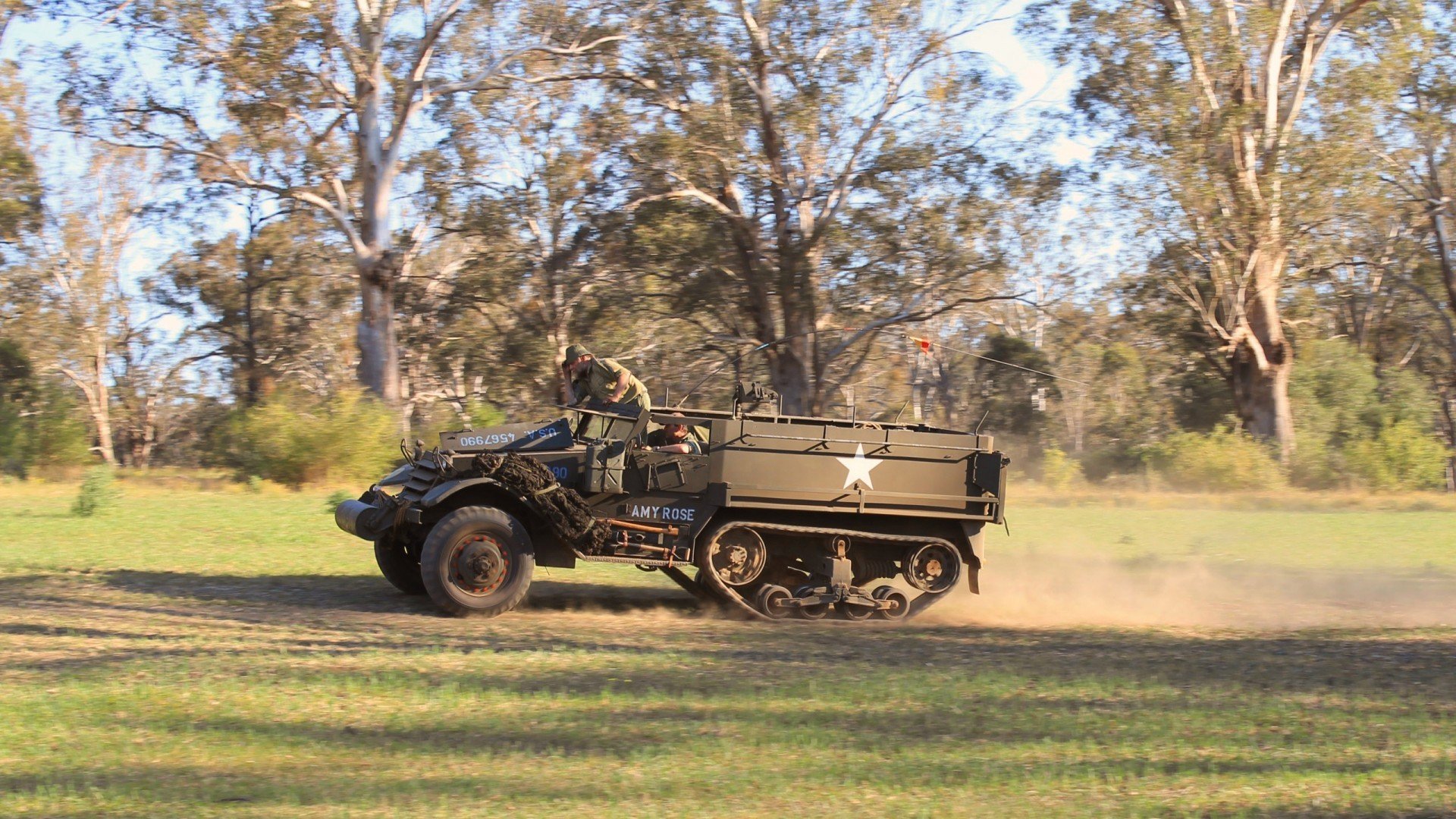 九游游戏中心-湖人压哨战胜快船，关键一役中詹姆斯连续抢断建功，湖人锁定两名中锋! 詹姆斯深情告白